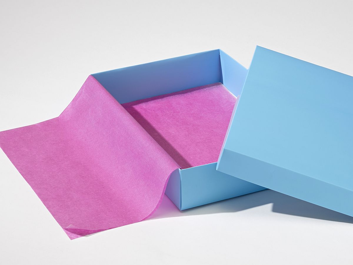 Materiał: Papier bibułowy 18 g/m2 w arkuszach 50x74 cm jako wypełnianie toreb, pudełek i opakowań. Zastosowanie: gładka bibuła ozdobna do pakowania odzieży, prezentów i upominków reklamowych. Bibuła jako wypełniacz do produktów premium i paczek wysyłkowych. Ekologiczna alternatywa dla folii bąbelkowej. Dostępna w 21 kolorach.